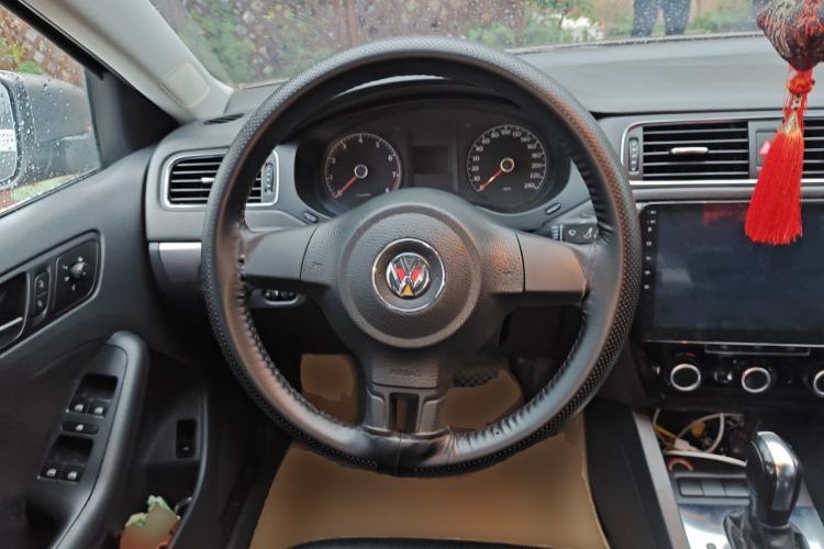 Used Volkswagen Sagitar 2012 1.6L Automatic Fashion Edition Steering Wheel