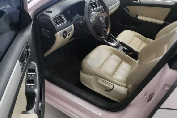 Used Volkswagen Sagitar 2012 1.6L Automatic Comfort Edition Driver Seat