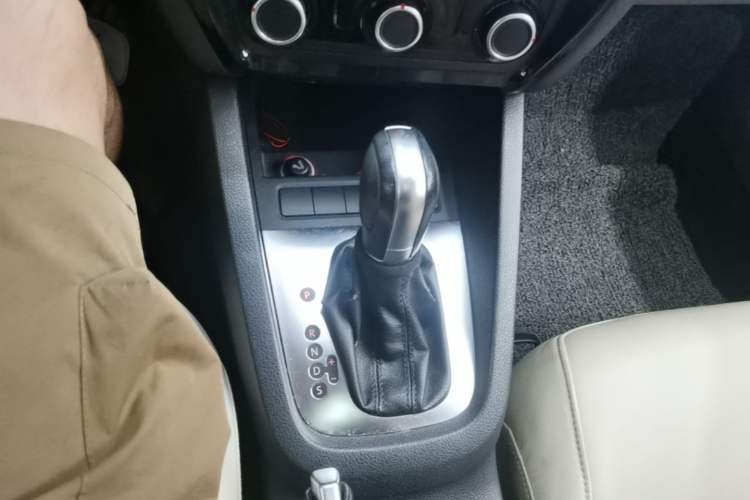 Used Volkswagen Sagitar 2012 1.6L Automatic Comfort Edition Gear Lever