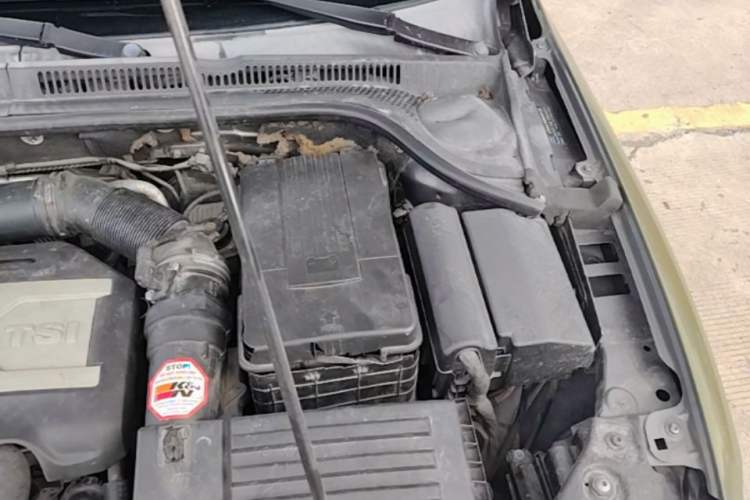 Used Volkswagen Sagitar 2012 1.8TSI Automatic Flagship Edition Engine Bay Left