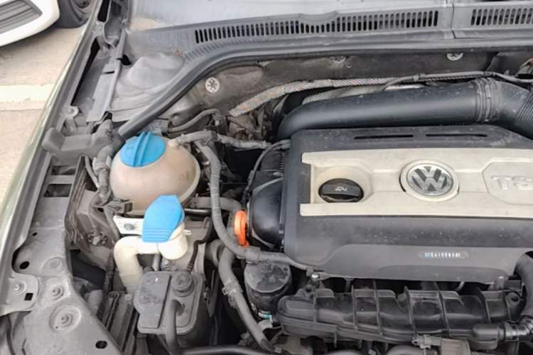 Used Volkswagen Sagitar 2012 1.8TSI Automatic Flagship Edition Engine Bay Right