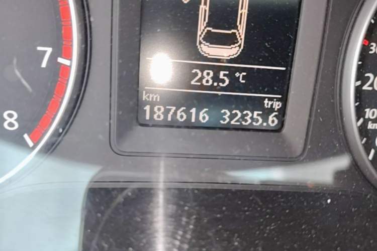 Used Volkswagen Sagitar 2012 1.8TSI Automatic Flagship Edition Odometer Close Up