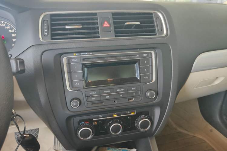 Used Volkswagen Sagitar 2012 1.6L Automatic Comfort Edition Audio And AC Panel