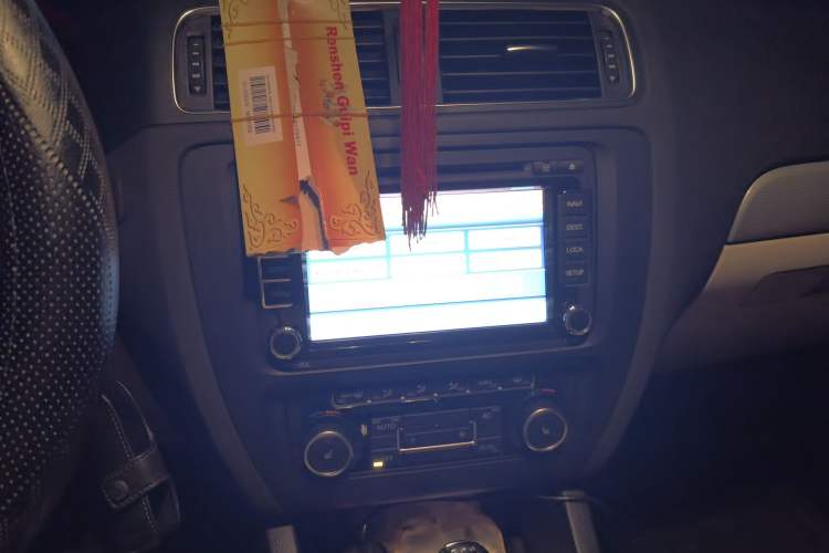 Used Volkswagen Sagitar 2012 1.4TSI Automatic Luxury Edition Audio And AC Panel