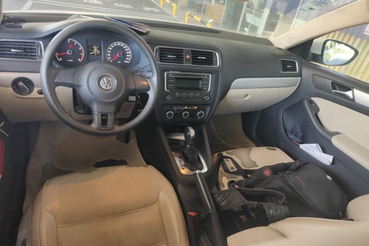 Used Volkswagen Sagitar 2012 1.6L Automatic Comfort Edition Center Console