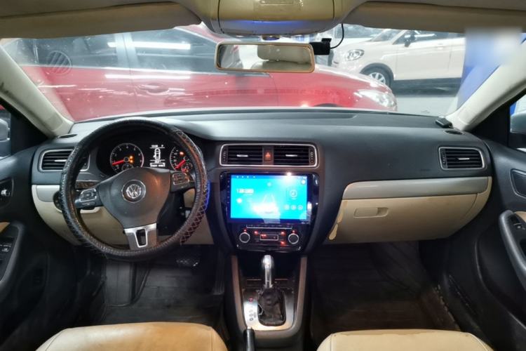 Used Volkswagen Sagitar 2012 1.4TSI Automatic Luxury Edition Center Console