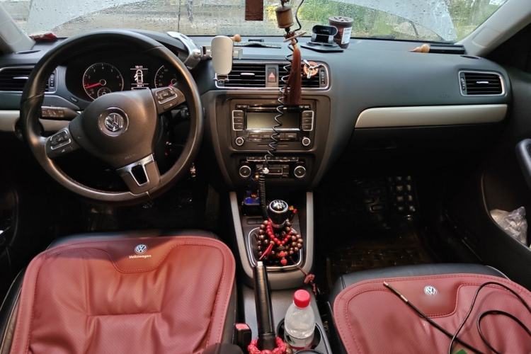 Used Volkswagen Sagitar 2012 1.4TSI Manual Luxury Model Center Console