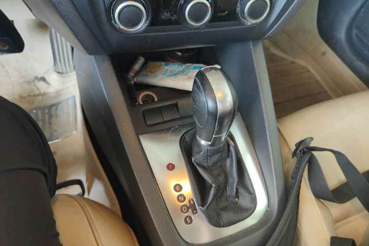 Used Volkswagen Sagitar 2012 1.6L Automatic Comfort Edition Gear Lever