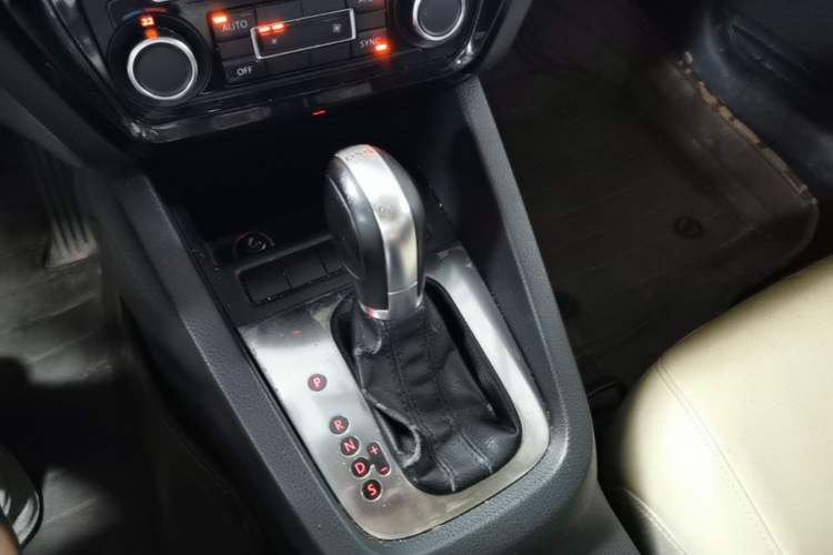 Used Volkswagen Sagitar 2012 1.4TSI Automatic Luxury Edition Gear Lever