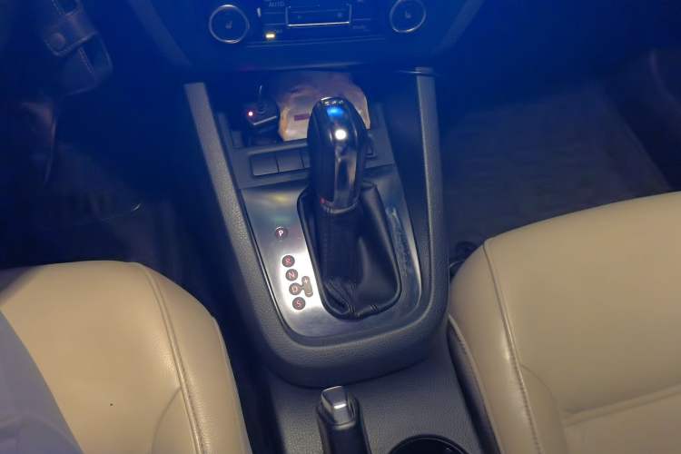 Used Volkswagen Sagitar 2012 1.4TSI Automatic Luxury Edition Gear Lever