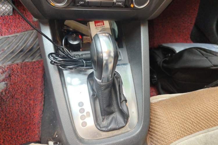 Used Volkswagen Sagitar 2012 1.4TSI Automatic Luxury Edition Gear Lever