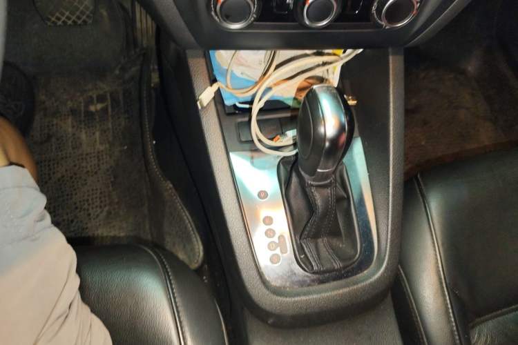 Used Volkswagen Sagitar 2012 1.6L Automatic Comfort Edition Gear Lever