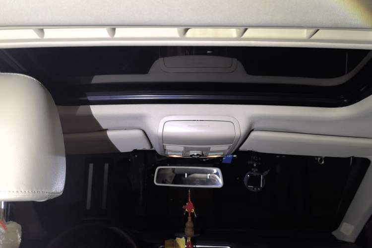 Used Volkswagen Sagitar 2012 1.4TSI Automatic Luxury Edition Headliner