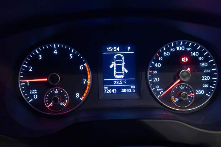 Used Volkswagen Sagitar 2012 1.4TSI Automatic Luxury Edition Instrument Cluster