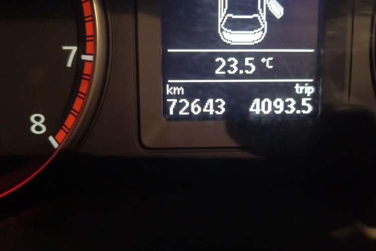 Used Volkswagen Sagitar 2012 1.4TSI Automatic Luxury Edition Odometer Close Up