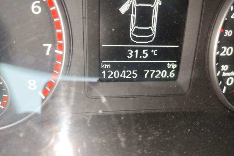 Used Volkswagen Sagitar 2012 1.4TSI Automatic Luxury Edition Odometer Close Up