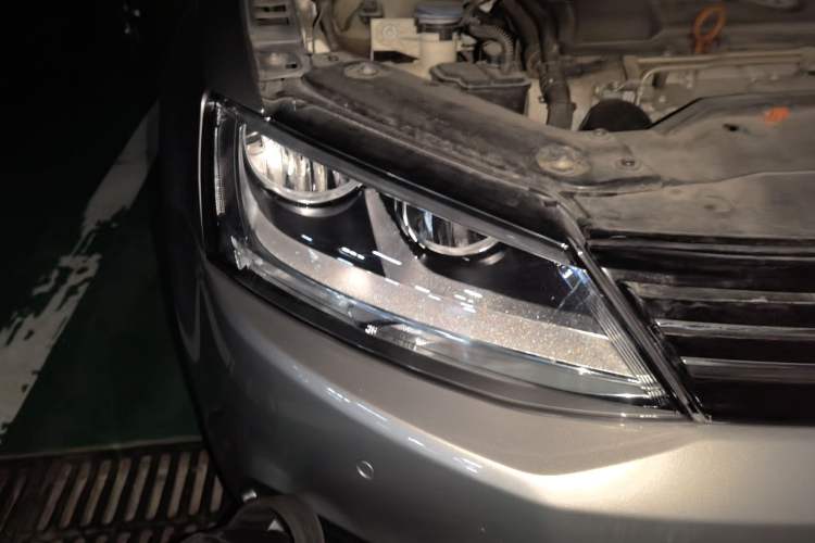 Used Volkswagen Sagitar 2012 1.4TSI Automatic Luxury Edition Right Front Headlight