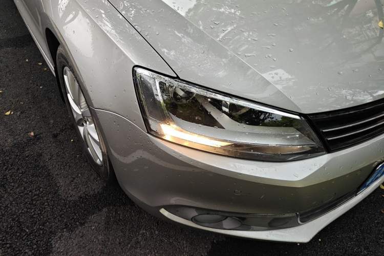 Used Volkswagen Sagitar 2012 1.4TSI Manual Luxury Model Right Front Headlight