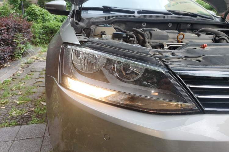 Used Volkswagen Sagitar 2012 1.4TSI Automatic Luxury Edition Right Front Headlight