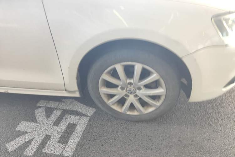 Used Volkswagen Sagitar 2012 1.6L Automatic Comfort Edition Right Front Wheel Hub