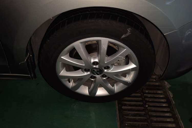 Used Volkswagen Sagitar 2012 1.4TSI Automatic Luxury Edition Right Front Wheel Hub