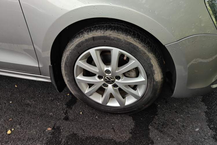 Used Volkswagen Sagitar 2012 1.4TSI Manual Luxury Model Right Front Wheel Hub