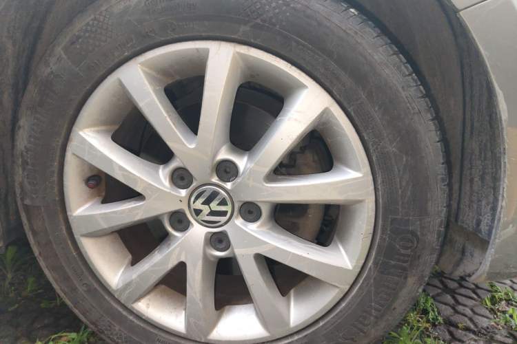 Used Volkswagen Sagitar 2012 1.4TSI Automatic Luxury Edition Right Front Wheel Hub
