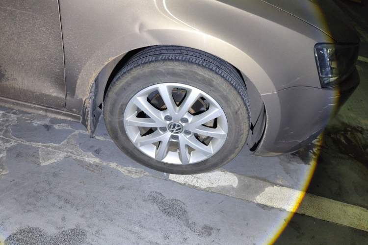 Used Volkswagen Sagitar 2012 1.6L Automatic Comfort Edition Right Front Wheel Hub