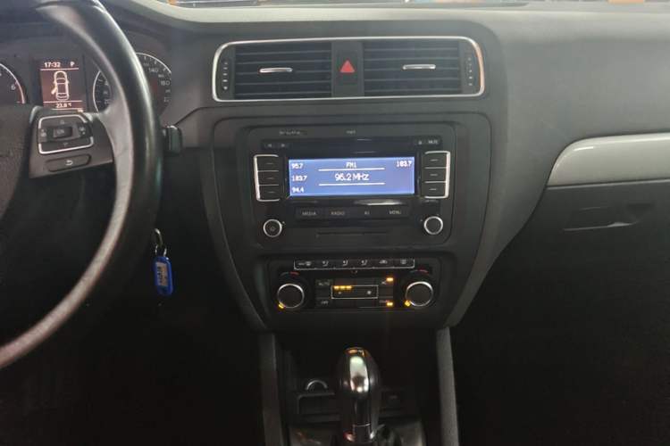 Used Volkswagen Sagitar 2012 1.4TSI Automatic Luxury Edition Audio And AC Panel