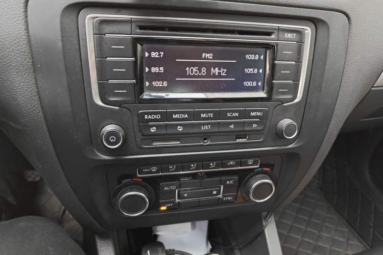 Used Volkswagen Sagitar 2012 1.4TSI Automatic Luxury Edition Audio And AC Panel