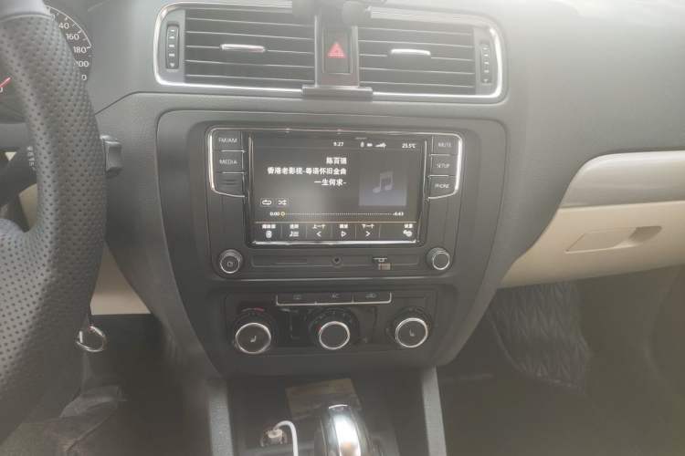 Used Volkswagen Sagitar 2012 1.6L Automatic Comfort Edition Audio And AC Panel