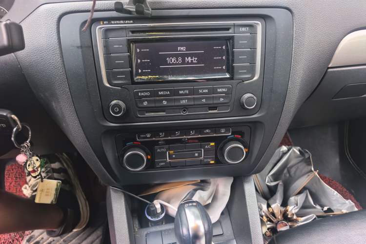 Used Volkswagen Sagitar 2012 1.4TSI Automatic Luxury Edition Audio And AC Panel