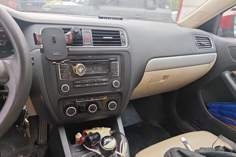 Used Volkswagen Sagitar 2012 1.6L Manual Comfort Model Audio And AC Panel