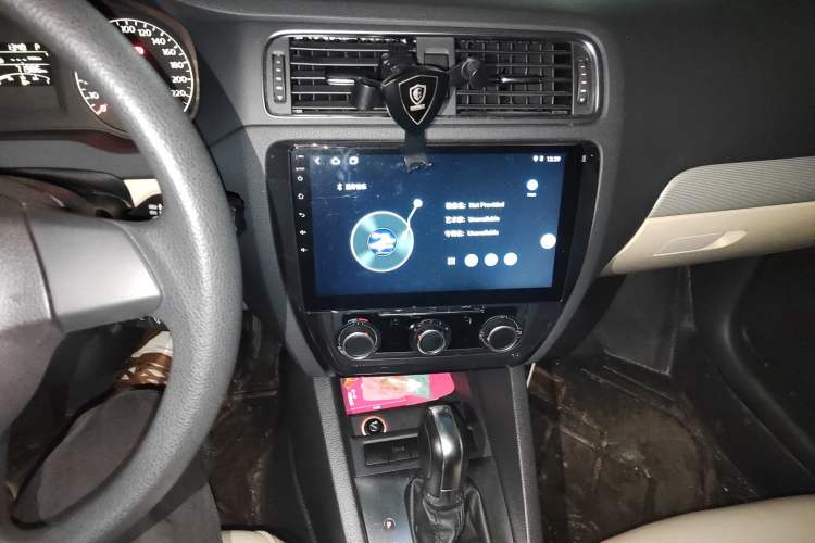 Used Volkswagen Sagitar 2012 1.6L Automatic Comfort Edition Audio And AC Panel