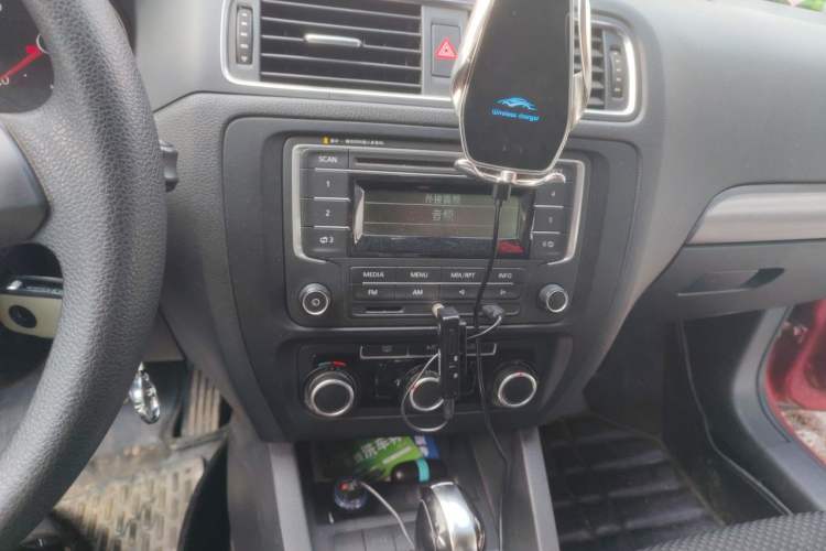 Used Volkswagen Sagitar 2012 1.6L Automatic Fashion Edition Audio And AC Panel
