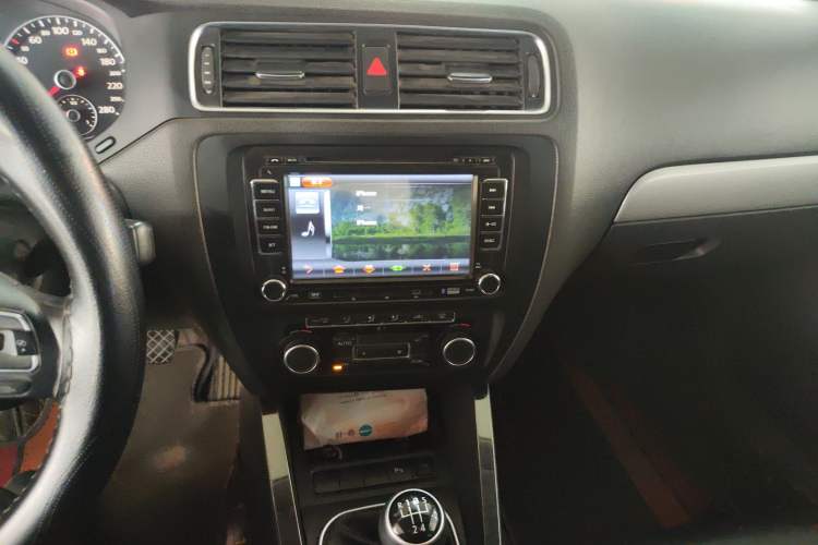 Used Volkswagen Sagitar 2012 1.4TSI Manual Luxury Model Audio And AC Panel