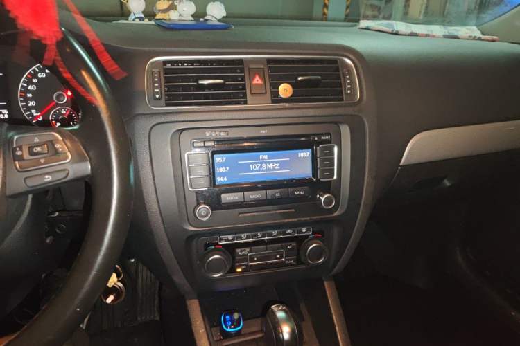 Used Volkswagen Sagitar 2012 1.4TSI Automatic Luxury Edition Audio And AC Panel