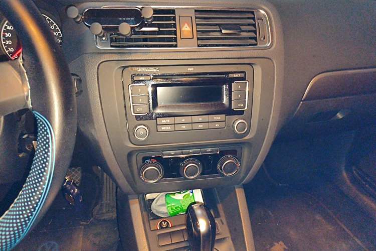 Used Volkswagen Sagitar 2012 1.6L Automatic Fashion Edition Audio And AC Panel