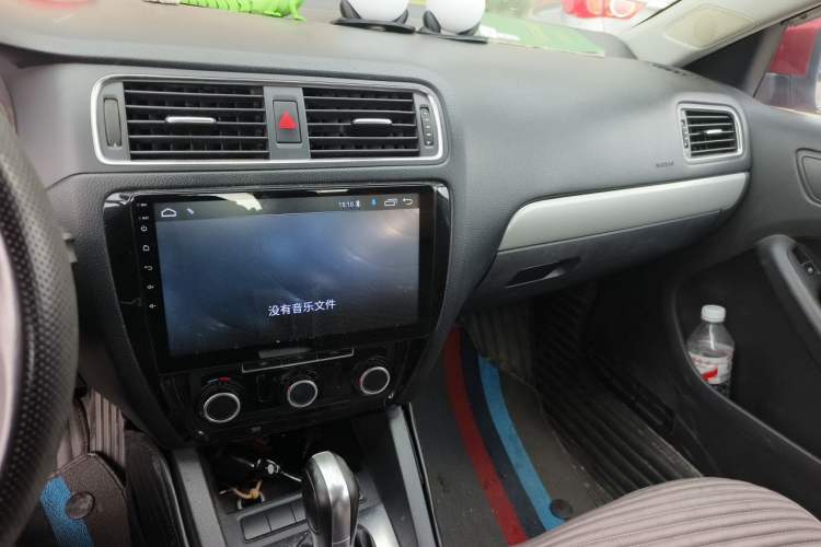 Used Volkswagen Sagitar 2012 1.6L Automatic Comfort Edition Audio And AC Panel