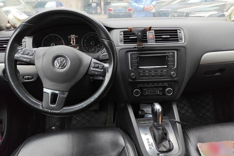 Used Volkswagen Sagitar 2012 1.4TSI Automatic Luxury Edition Center Console