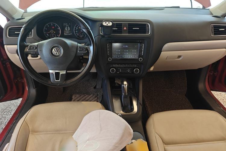 Used Volkswagen Sagitar 2012 1.4TSI Automatic Luxury Edition Center Console
