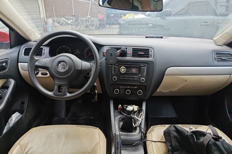 Used Volkswagen Sagitar 2012 1.6L Manual Comfort Model Center Console