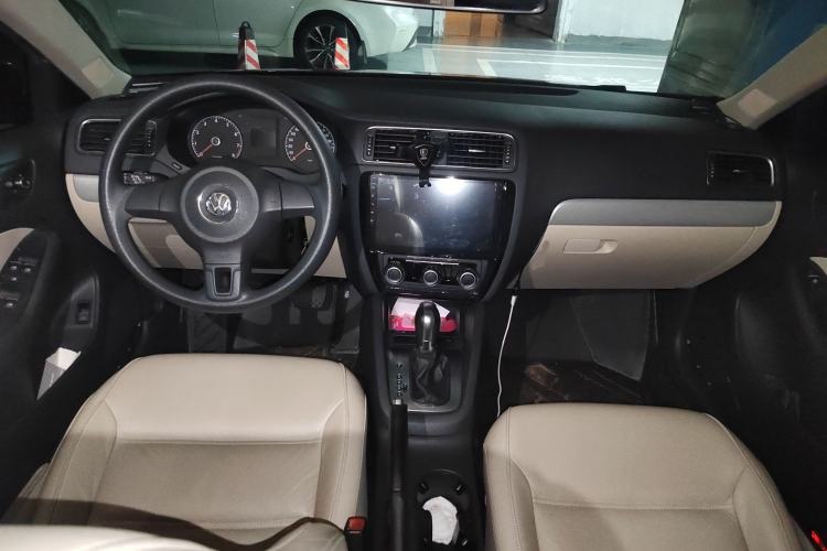 Used Volkswagen Sagitar 2012 1.6L Automatic Comfort Edition Center Console