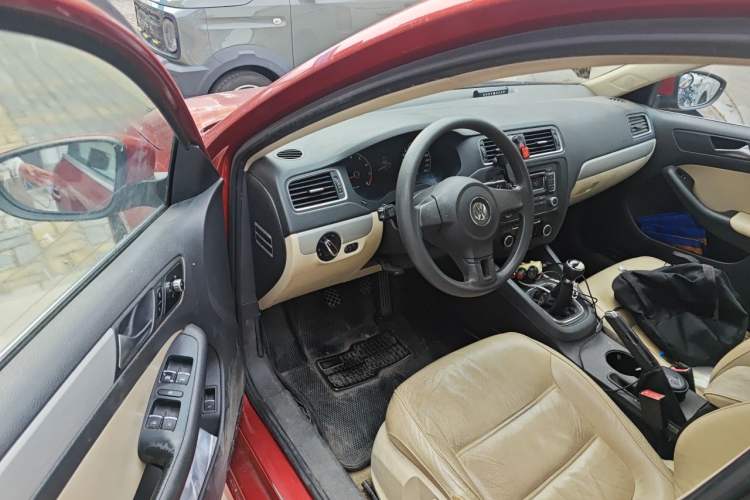 Used Volkswagen Sagitar 2012 1.6L Manual Comfort Model Driver Seat