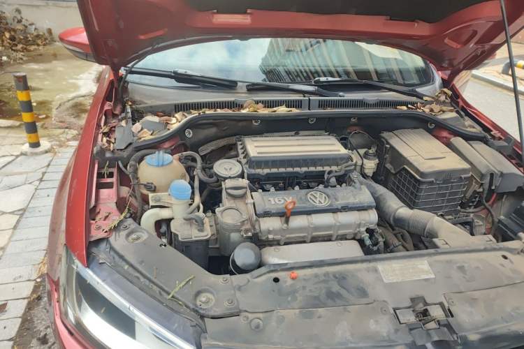 Used Volkswagen Sagitar 2012 1.6L Automatic Comfort Edition Engine Bay Right