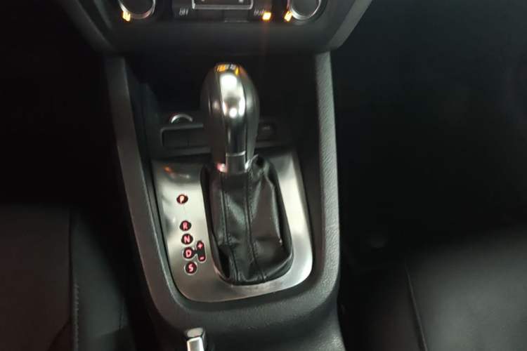 Used Volkswagen Sagitar 2012 1.4TSI Automatic Luxury Edition Gear Lever