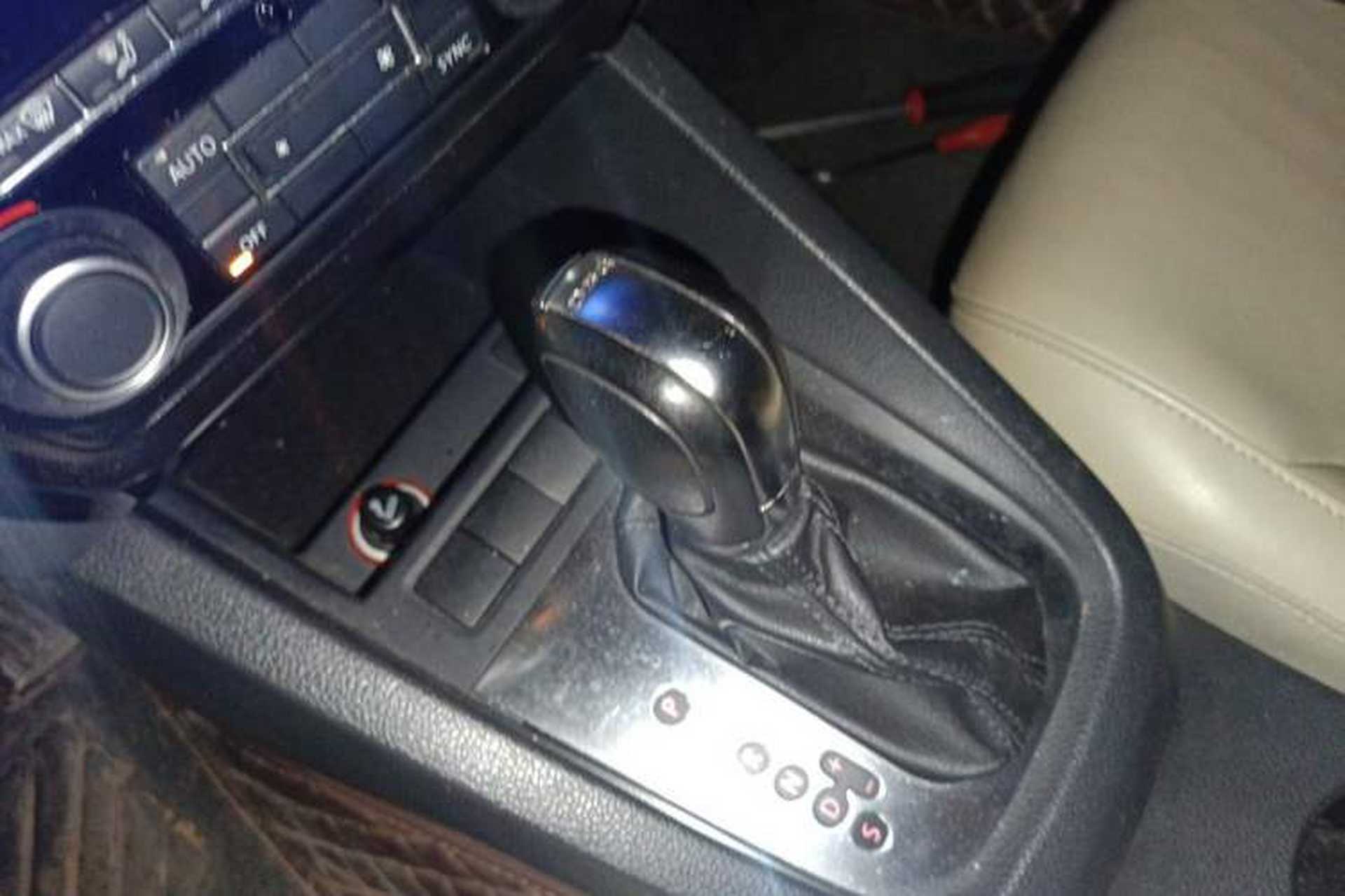 Used Volkswagen Sagitar 2012 1.4TSI Automatic Luxury Edition Gear Lever