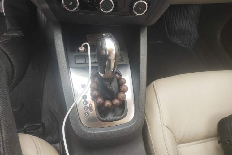 Used Volkswagen Sagitar 2012 1.6L Automatic Comfort Edition Gear Lever