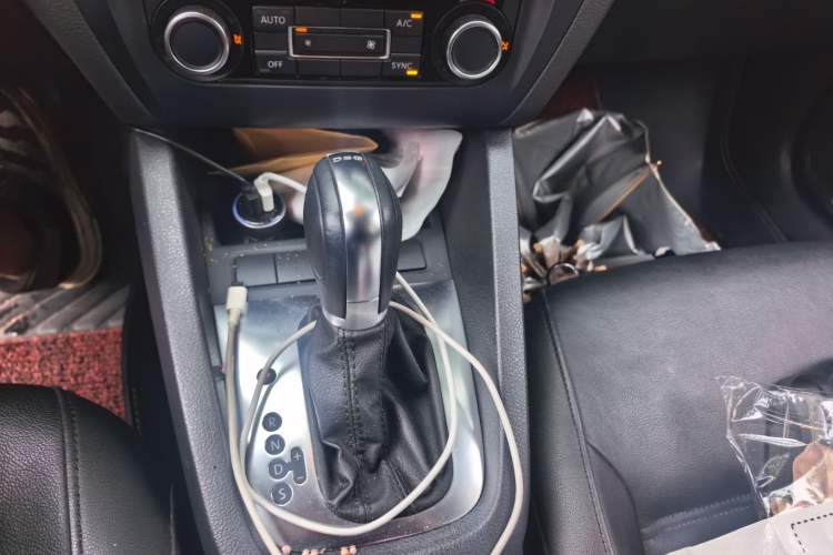 Used Volkswagen Sagitar 2012 1.4TSI Automatic Luxury Edition Gear Lever
