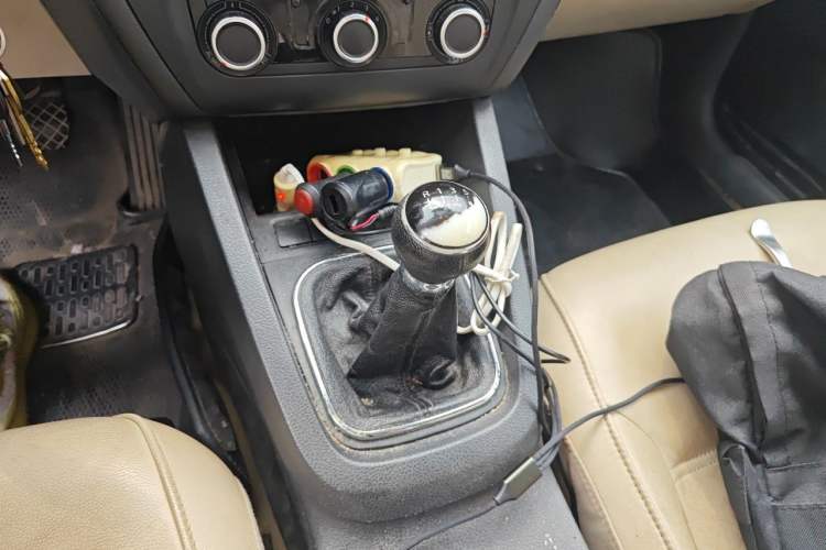 Used Volkswagen Sagitar 2012 1.6L Manual Comfort Model Gear Lever